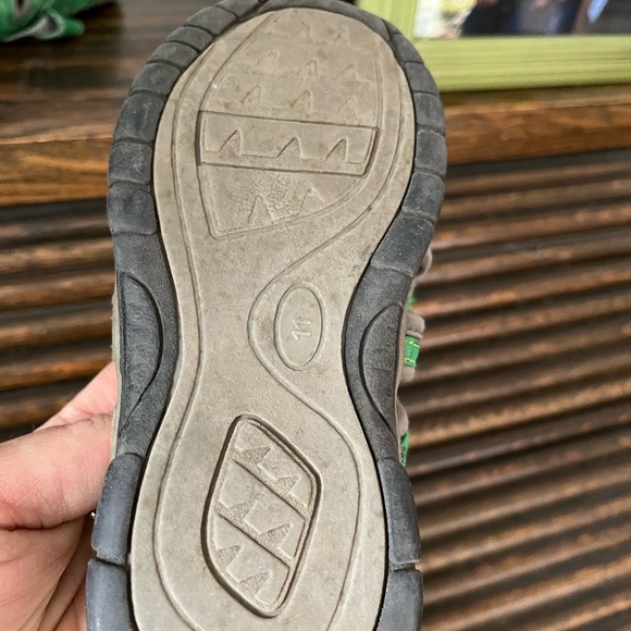 Old Navy Green Sandal, youth, fair condition, size 11 - Picture 8 of 9